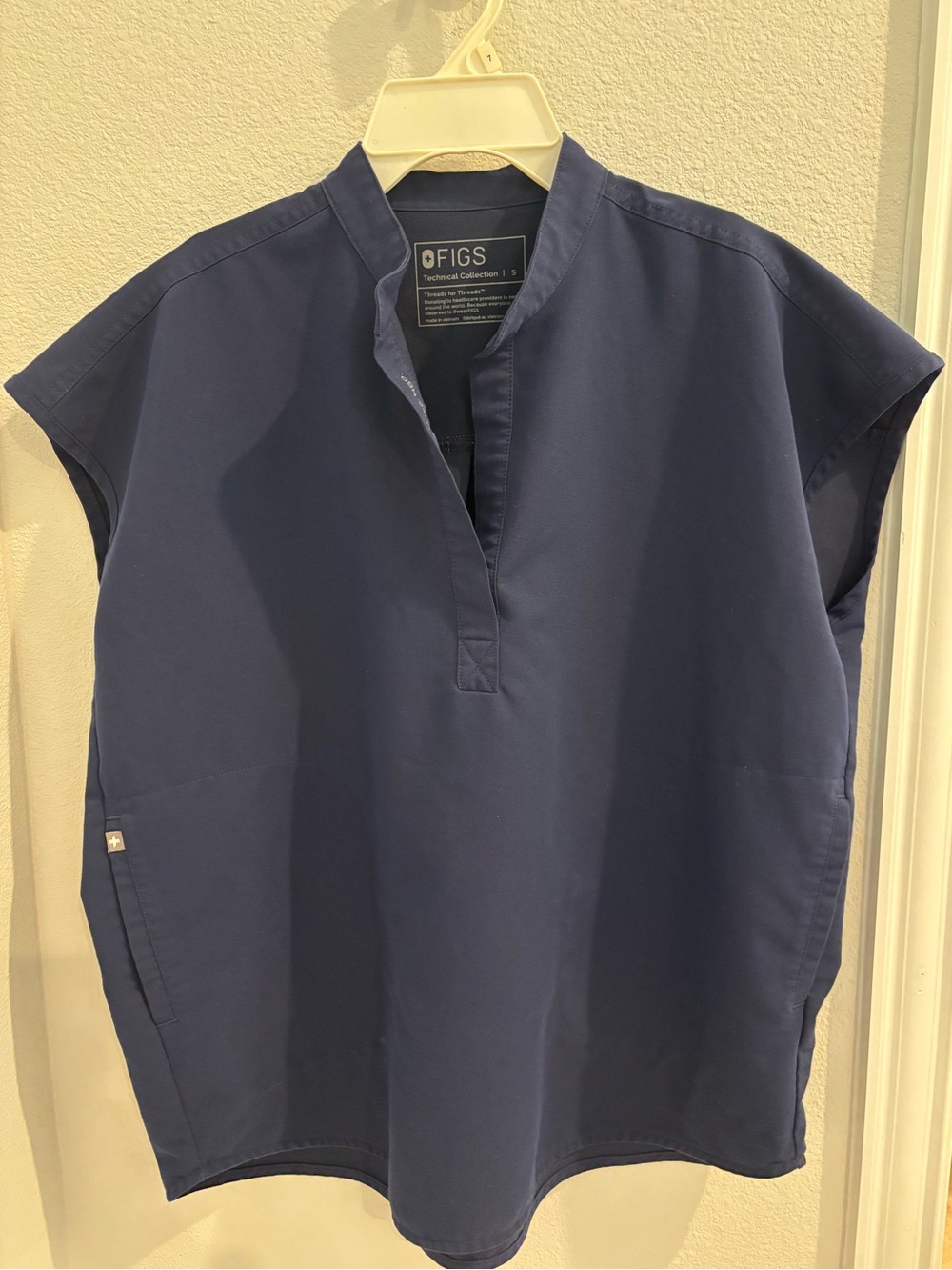 FIGS Women’s Navy Rafaela Scrub Top Size Small